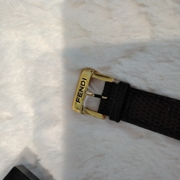 Authentic Ladies FENDI watch with box - Picture 6 of 9